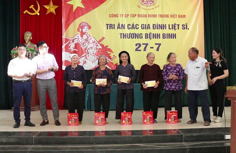 CTCP Tập đoàn Minh Trung Việt Nam thăm hỏi, tặng quà các gia đình chính sách tại Bắc Ninh