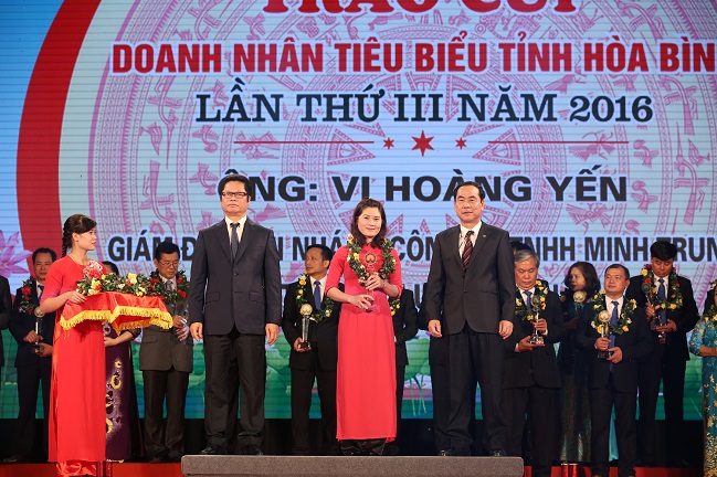 Nhà Máy Cháo Sen Bát Bảo Minh Trung nhận cup Doanh Nghiệp, Doanh Nhân tiêu biểu của tỉnh Hòa Bình nhân ngày Doanh nhân Việt Nam 13/10/2016.