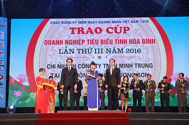 Nhà Máy Cháo Sen Bát Bảo Minh Trung nhận cup Doanh Nghiệp, Doanh Nhân tiêu biểu của tỉnh Hòa Bình nhân ngày Doanh nhân Việt Nam 13/10/2016.