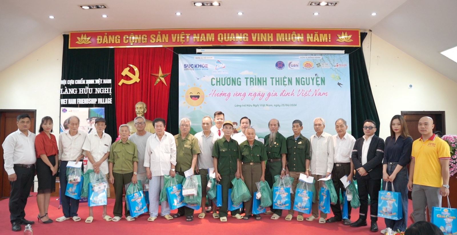 CHÁO SEN BÁT BẢO MINH TRUNG THĂM VÀ TẶNG QUÀ TẠI LÀNG HỮU NGHỊ VIỆT NAM 7