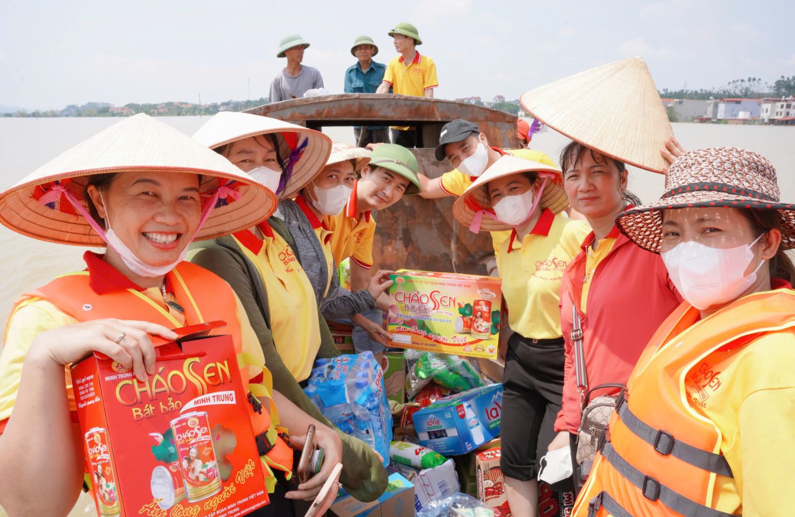 TẬP ĐOÀN MINH TRUNG VIỆT NAM CHUNG TAY HỖ TRỢ BÀ CON VÙNG LŨ 10