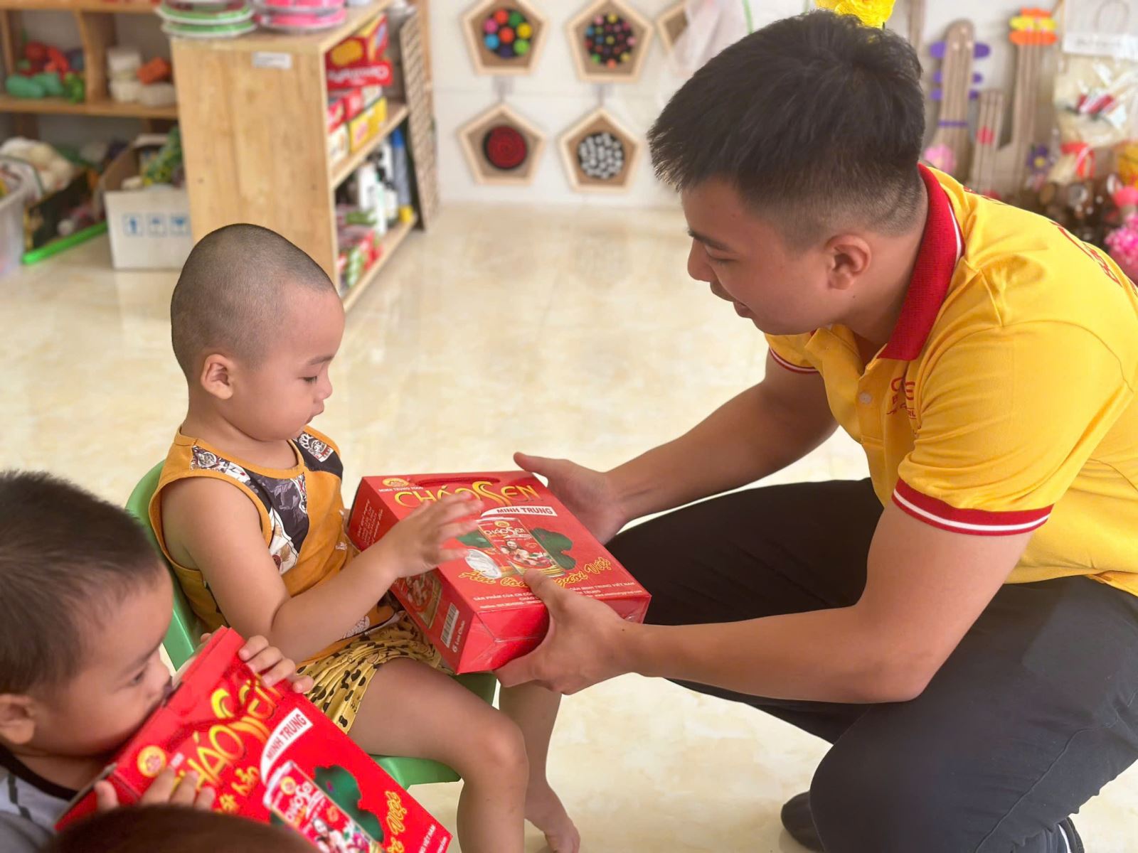 TẬP ĐOÀN MINH TRUNG VIỆT NAM CHUNG TAY HỖ TRỢ BÀ CON VÙNG LŨ 13