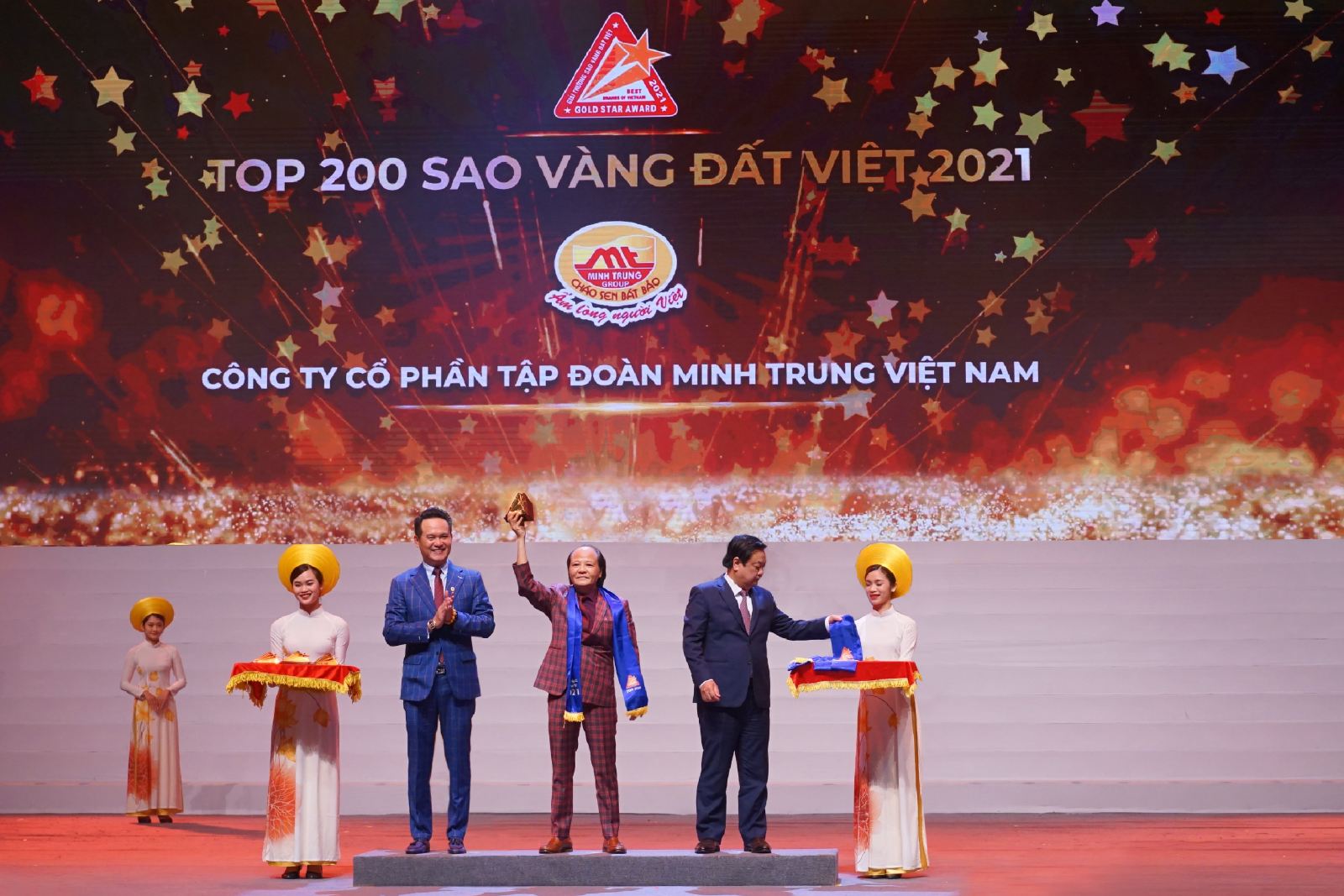 MINH TRUNG GROUP NHẬN GIẢI THƯỞNG CAO QUÝ: SAO VÀNG ĐẤT VIỆT 2021