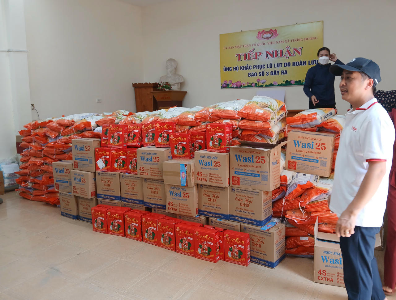 Báo pháp luật việt nam trao quà đến người dân tâm lũ Tương Dương